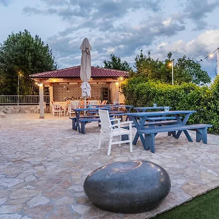 Stunning In With Wifi 풀라